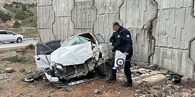 Duvara çarpan otomobil