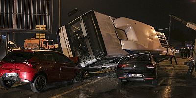EGO otobüsü otomobillerin üzerine devrildi, 16 kişi yaralandı