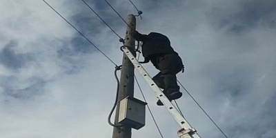Elazığ'da 2 kişi elektrik kablosu çalarken suçüstü yakalandı