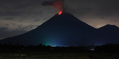 Endonezya'da Semeru Yanardağı lav püskürttü