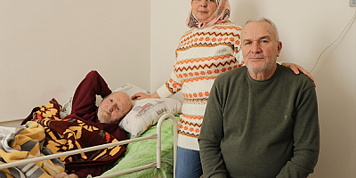 Enkazda kalan 85 yaşındaki felçli babası için yaşam alanı oluşturmuş