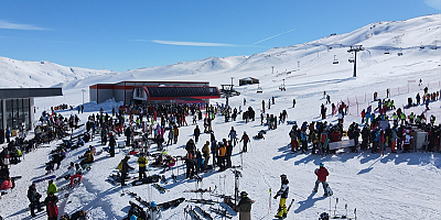 Erciyes Kayak Merkezi hafta sonu 85 bin ziyaretçiyi ağırladı