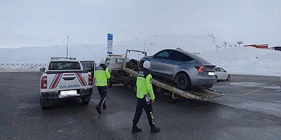 Erciyes Kayak Merkezi'nde bir otoparkta aracı ile drift atan sürücüye ceza