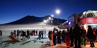 Erciyes Kayak Merkezi'nde gece kayağı devam ediyor