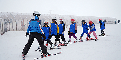 Erciyes Kayak Okulu'nda 200 Kişi İlk Defa Kayak Öğreniyor