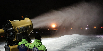 Erciyes'te kayak pistlerine saatte 8 bin 750 metreküp suni kar yağdırılıyor