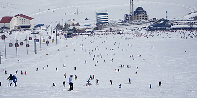 Erciyes'te pistler mart ayında kayakseverlerle doldu