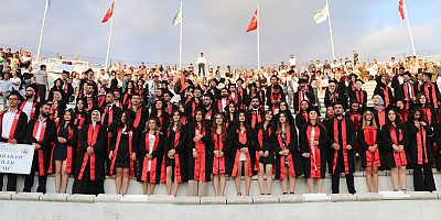 Erciyes Üniversitesi İktisadi ve İdari Bilimler Fakültesinde mezuniyet sevinci yaşandı