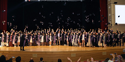 ERÜ Diş Hekimliği Fakültesi 15. Dönem Mezunlarını Verdi