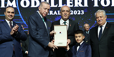 ERÜ öğretim üyeleri ödüllerini Cumhurbaşkanı Erdoğan'dan aldı