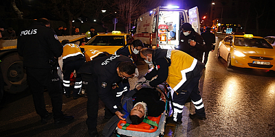 Eskişehir'de otomobil, yol kenarında bekleyenlere çarptı 2 kişi yaralandı