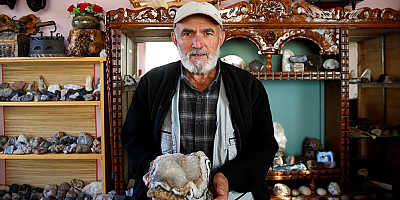 Evine sığdıramadığı taş koleksiyonu için bahçesini adeta müzeye çevirdi