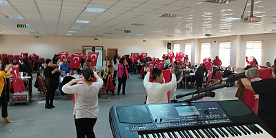 Fatma Şenyüz Güner'den Hediye Türk Bayrağı