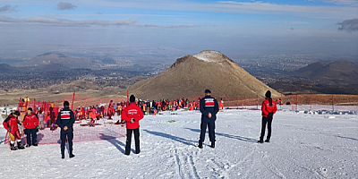 Hacılar Kapı ’da Kayak Yarışları Yapıldı