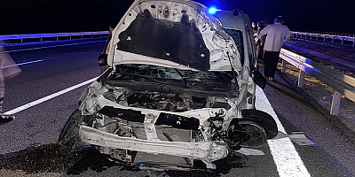 Hafif ticari araç bariyerlere çarptı, 1 kişi öldü, 1 kişi yaralandı