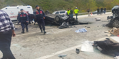Hafif ticari araçla minibüs çarpıştı, 3 kişi öldü, 12 kişi yaralandı