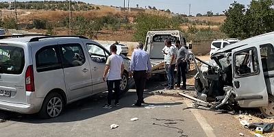 Hafif ticari araçların çarpıştığı kazada 1 kişi öldü, 8 kişi yaralandı