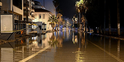 Hatay'ın İskenderun ilçesinde deniz seviyesi yükseldi, bazı caddeler su altında kaldı