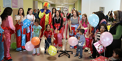 Hemşire adayları palyaço kostümü giyip çocuk hastaları eğlendiriyor