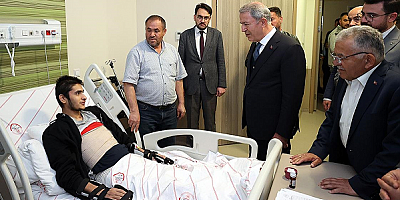 Hulisi Akar'dan, Kayseri Şehir Hastanesinde tedavi gören depremzedelere ziyaret