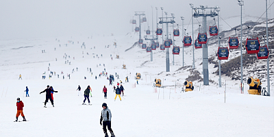 İç Anadolu'nun zirvesi Erciyes'te pistler kayakseverlerle doldu