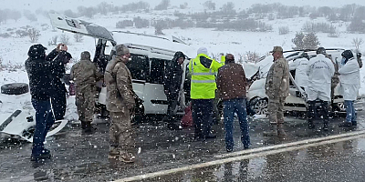 İki hafif ticari araç çarpıştı, 3 kişi öldü, 6 kişi yaralandı
