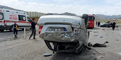 iki otomobil çarpıştı, 4 kişi öldü