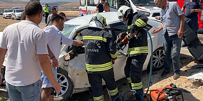  İki otomobilin çarpıştığı kazada 1'i ağır 3 kişi yaralandı