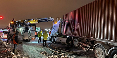 İki yolcu otobüsü ile tırın çarpışması sonucu 8 kişi yaralandı