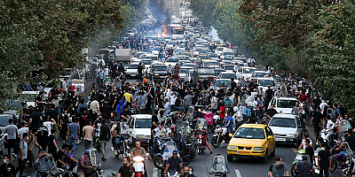 İran'da gözaltına alınan kadının ölmesi üzerine başlayan gösteriler 6. gününde
