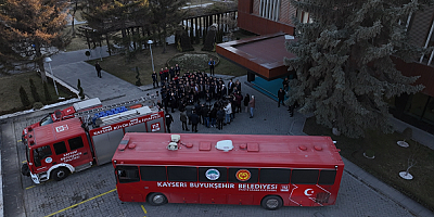 İtfaiye ekipleri deprem bölgesinde hurdadan yapılan otobüste konakladı