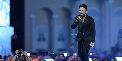 İzmir'in kurtuluşunun 100. yılı etkinliklerinde şarkıcı Tarkan konser verdi