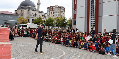 Jandarmadan öğrencilere hayvan sevgisi ve hakları eğitimi
