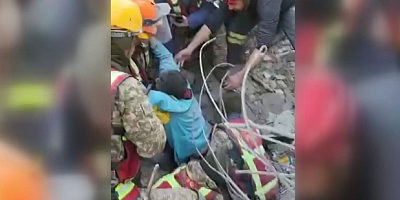 Kahramanmaraş'ta bir kadın, depremden 180 saat sonra enkazdan sağ çıkarıldı