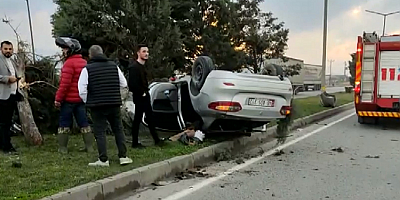 Kahramanmaraş'ta köpeğe çarpmamak için manevra yapan otomobil devrildi