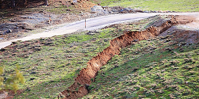 Kahramanmaraş'taki depremler Göksun'da yüzey kırıkları ve çökmelere neden oldu