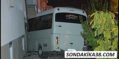Kamyonet ile işçi servisi çarpıştı 12 kişi yaralandı