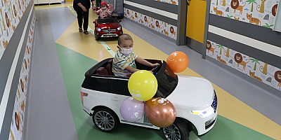 Kanser hastası çocuklar hastanede sedye yerine akülü arabaya biniyor