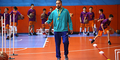 Kanseri yenen spor eğitmeninin azmi çocukların sloganı oldu