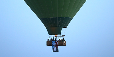 Kapadokya'da balonlar Türk bayrakları ve Atatürk posteri ile uçtu