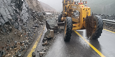 Kapuzbaşı Yolu'ndaki Heyelan sonrası kapanan yol ulaşıma açıldı
