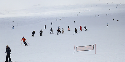 Kar yağışıyla İç Anadolu'nun zirvesi Erciyes'te sezonun mayısa kadar uzaması öngörülüyor