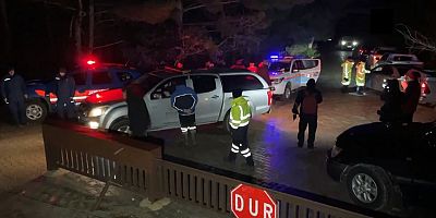 Karda mahsur kalan 17 asker ve 4 belediye personeline ulaşılmaya çalışılıyor