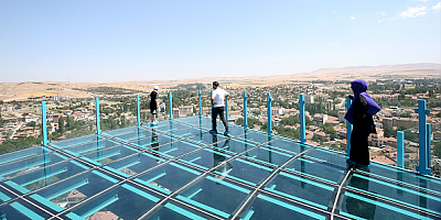 Kayalıklar üzerinde doğanın içinde bir cam teras