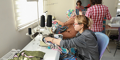 KAYMEK depremzedeler için kıyafet dikiyor