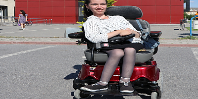 Kayseri azmiyle 3 yabancı dil öğrenen Seda hastalığına rağmen hayata sımsıkı tutunuyor