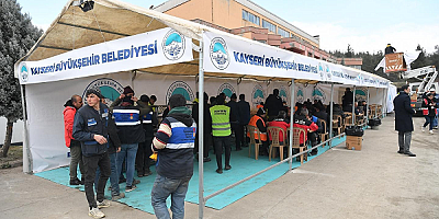 Kayseri Büyükşehir, İlk Konteyner Kentte Sıcak Yemek Dağıtıyor