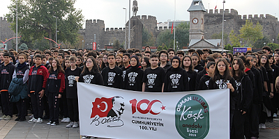 Kayseri Cumhuriyet Meydanı'nda 1200 öğrenci İstiklal Marşı'nı okudu