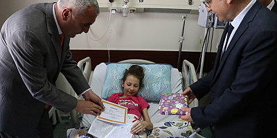 Kayseri'de 17 günlük yaşam savaşını kazanan İkranur'a karne sürprizi