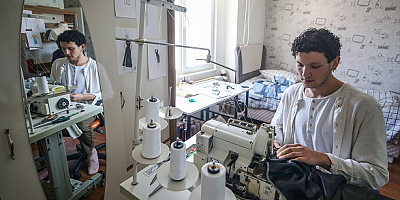 Kayseri'de 19 yaşındaki genç, moda tasarımı yaptığı evindeki atölyeden dünyaya açılıyor